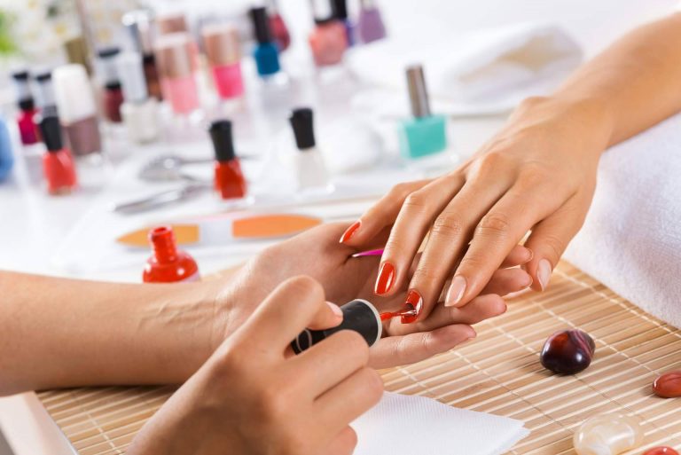 Manicura con acabado profesional con los productos de Uñas y Estética