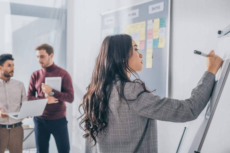 La academia Ayuda Universitaria se especializa en ayudar a los estudiantes universitarios a aprobar su TFM del Máster de Profesorado