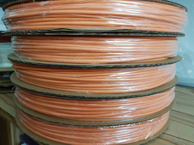 Tubo termorretráctil color naranja para identificar cables