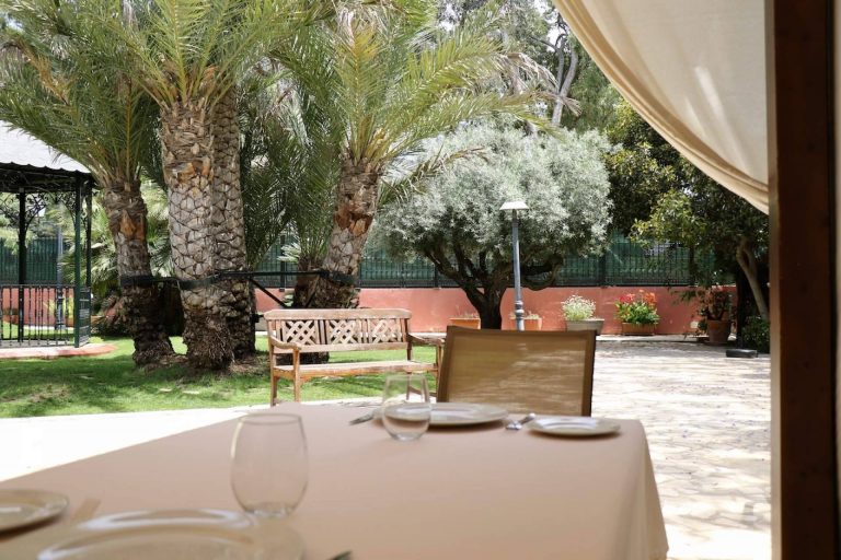 Uno de los más bellos edificios del S. XIX, convertido en espacio gastronómico y de ocio, se esconde en un oasis en la costa alicantina