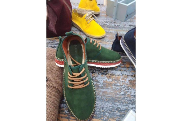 Ropa y complementos para hombres y mujeres que combinan lo antiguo y lo moderno de manera atractiva, Poden&Cool