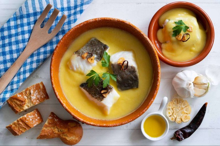 Gambas a la plancha y bacalao al pil pil en el restaurante Casa Ricardo de Madrid