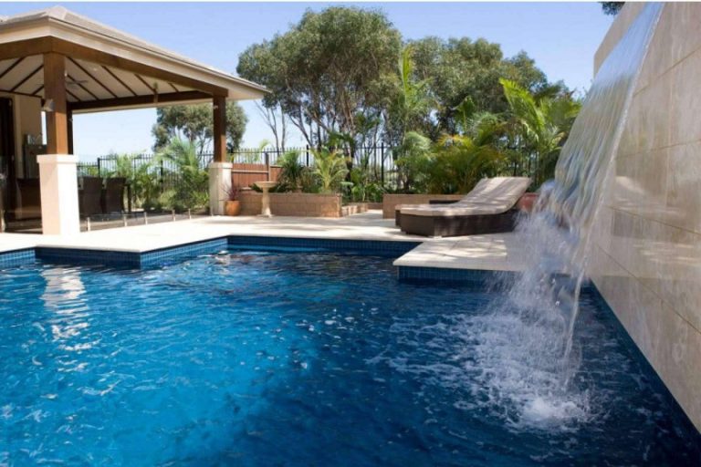 Elegancia y estilo en las piscinas con las cascadas acrílicas de Warmpool