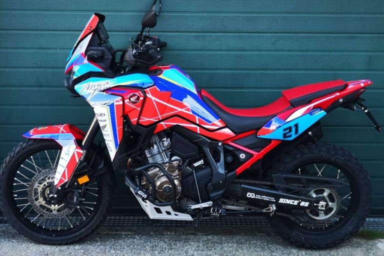 ADHESIVOSEMBARRADOS también personaliza las motos trail, KLE500, T7, Africa Twin