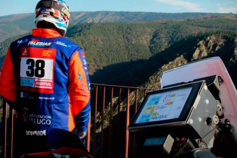 ADHESIVOSEMBARRADOS, también diseña las prendas para ir al HELLA Rally