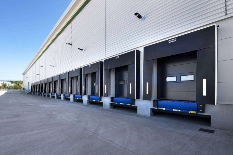 El sector logístico y las puertas industriales