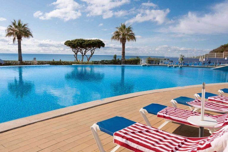 El alojamiento perfecto con piscina para disfrutar en familia y amigos, con ISholidays.com