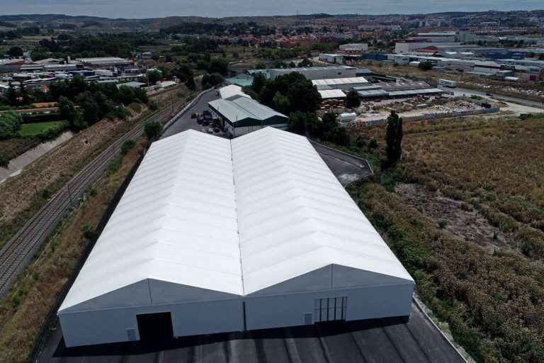 La instalación de carpas industriales para proteger todo tipo de mercancías, por Grup Vall