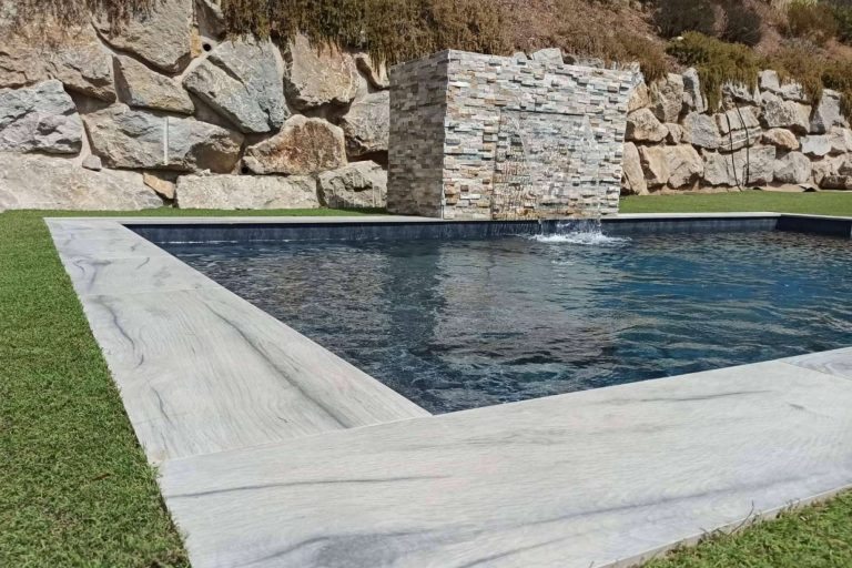 Los beneficios de las piscinas con cristal elevadas que ofrece Esencial Pool