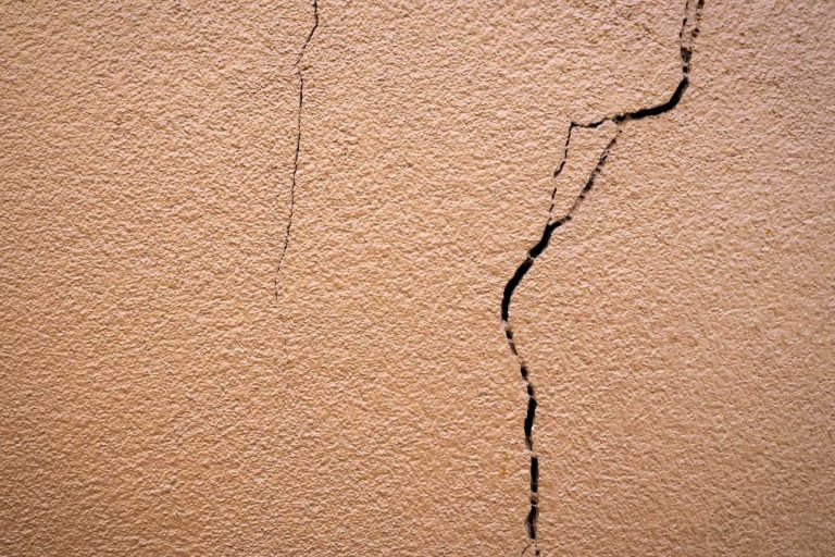 Los expertos de IMO Ingeniería de Cimentaciones Especiales para reparar grietas en las paredes