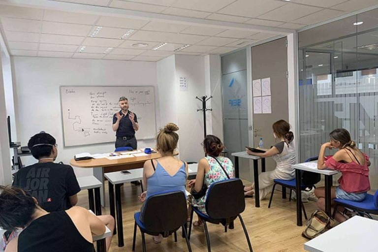 Clases presenciales de inglés para todos los niveles impartidas por Seif English Academy