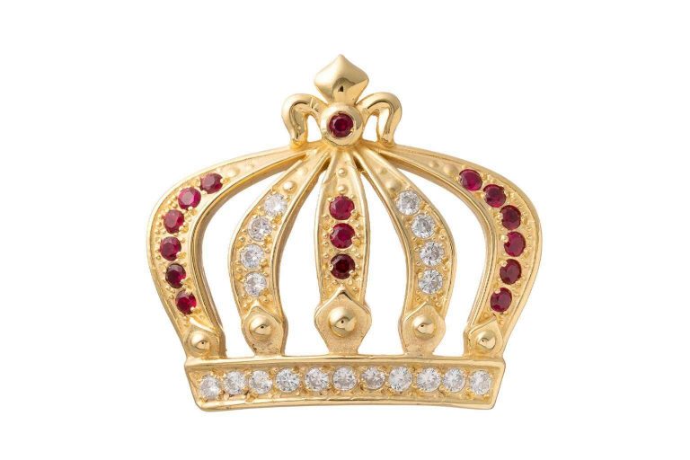 Convertir un look en una prenda exclusiva con los broches de Aldabón Luxury