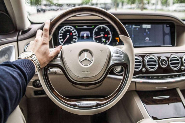 Coches de alta gama con chófer para cualquier tipo de traslado en Andorra, con Limusinas Lara