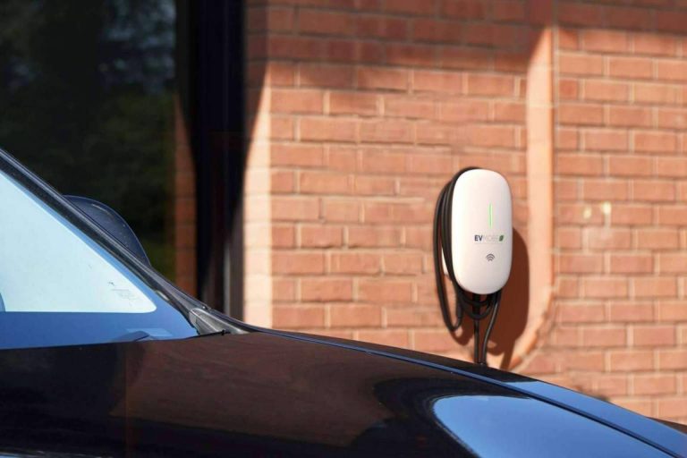 Por qué instalar un punto de recarga para vehículos eléctricos