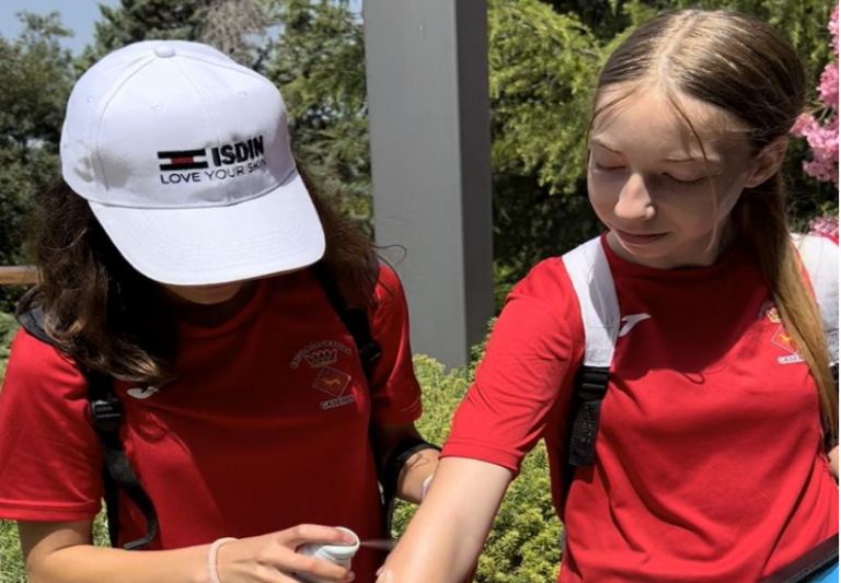 Enseñar a los niños y niñas a protegerse del sol son la clave para prevenir el cáncer de piel