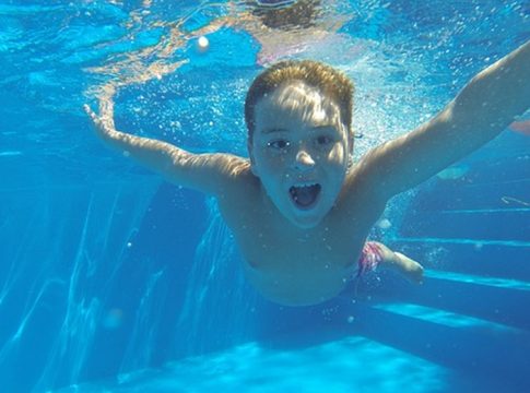 piscina niño nadando