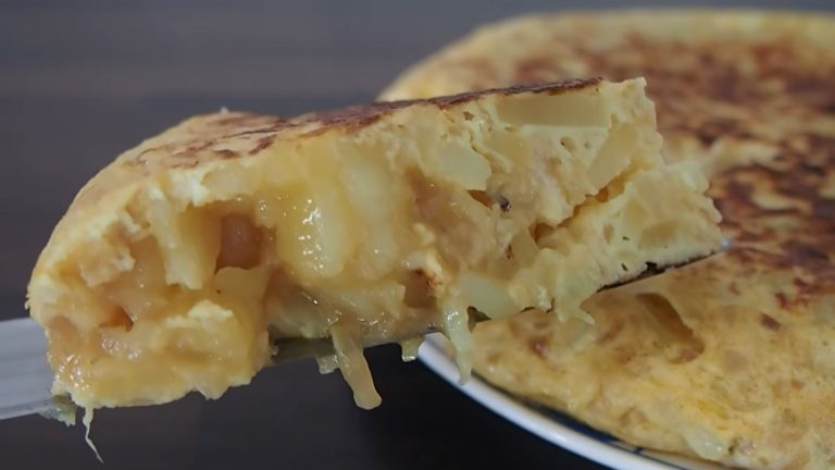 Tortilla de patatas: cómo hacerla con cebolla caramelizada