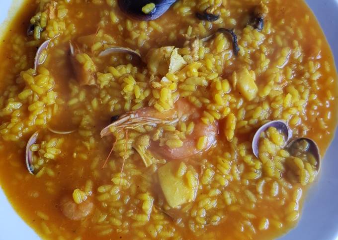 Este arroz caldoso de marisco apetece mucho en verano