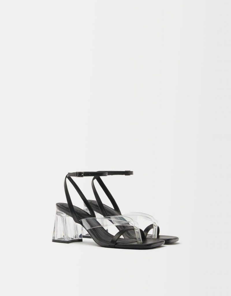 Sandalia tacón combinada vinilo de Bershka