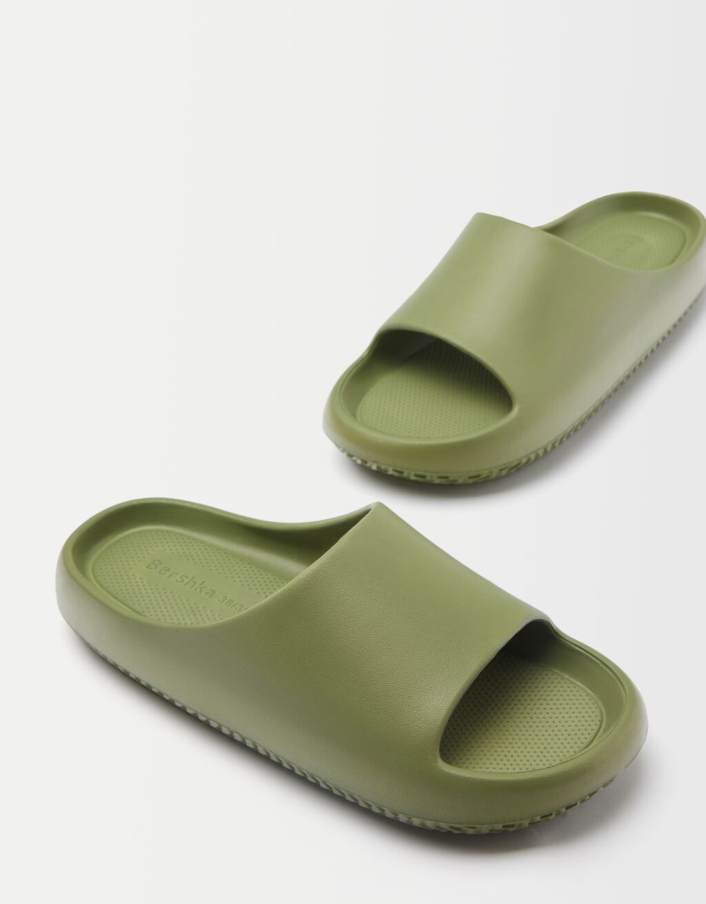 Sandalia plana con textura