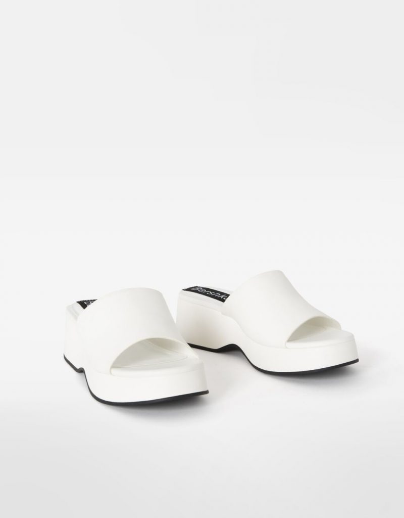 Sandalia blanca de plataforma de Bershka