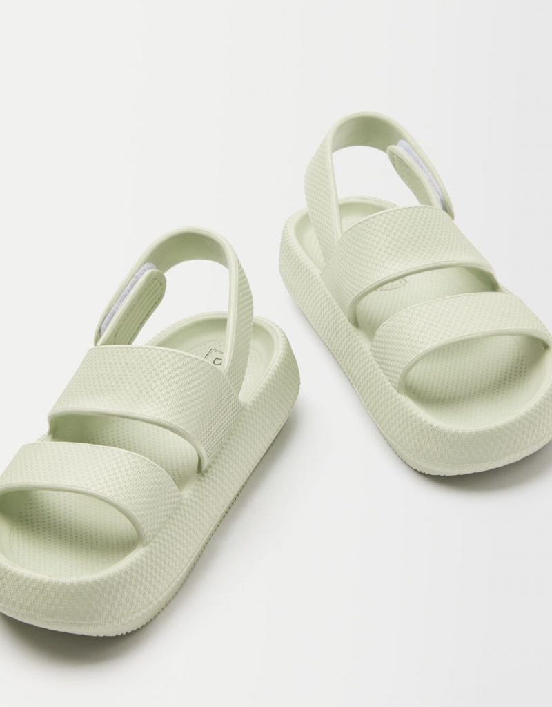 Sandalia plana engomada