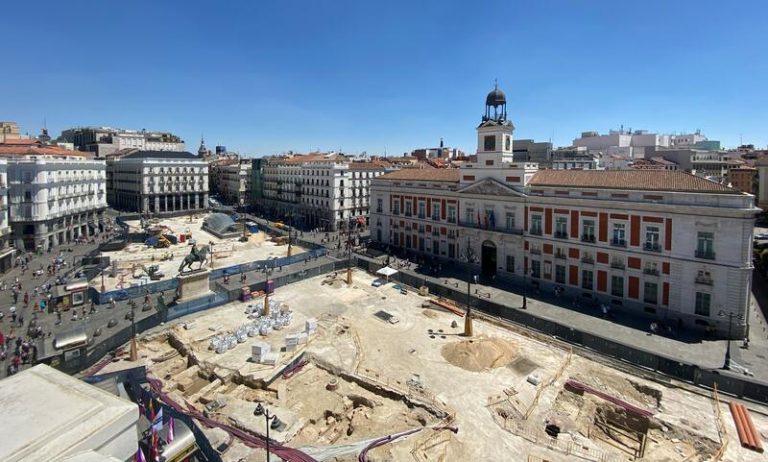 La remodelación de la Puerta del Sol saca a la luz restos arqueológicos