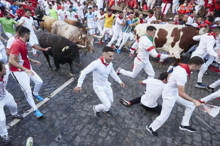 El primer encierro de los Sanfermines, rápido y peligroso en su entrada a la plaza