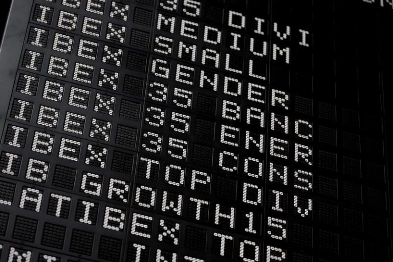 El Ibex 35 cae un 0,5% en la apertura pero mantiene los 8.000 puntos