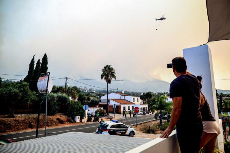 Más de tres mil desalojados por el incendio en la Sierra de Mijas (Málaga)