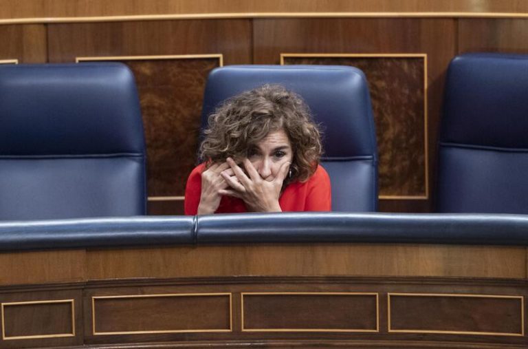 La ministra Montero asegura que los  impuestos a la banca y a las energéticas no afectarán a los ciudadanos