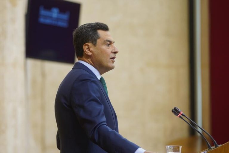 Moreno afronta el debate de investidura en el Parlamento, alentado por la mayoría absoluta del PP