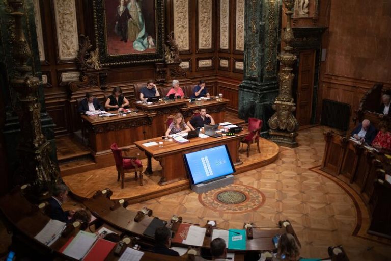 El pleno de Barcelona aprueba la prohibición de fumar en las playas