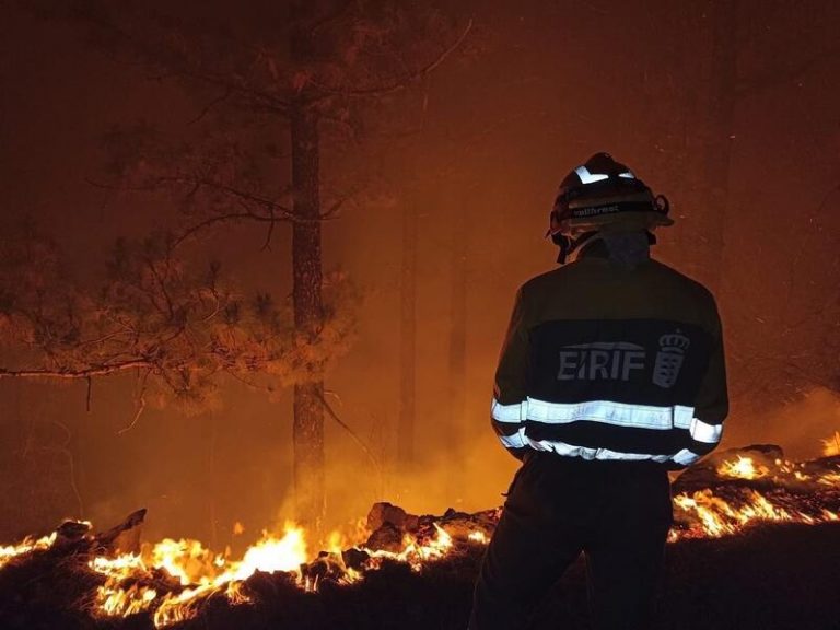 Estabilizado el incendio de Tenerife aunque los vecinos aún no pueden volver a sus casas