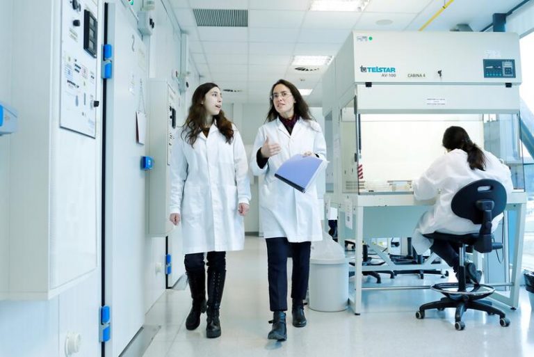 Las mujeres que cursan carreras STEM tienen mejor rendimiento académico que los hombres