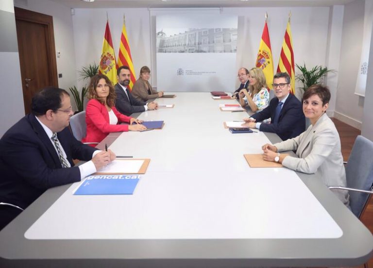 El Gobierno respalda la ley que elimina el 25% de castellano y el uso del catalán en la administración del Estado