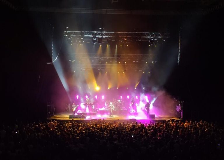 Los escoceses Simple Minds repasan en La Coruña sus cuatro décadas musicales