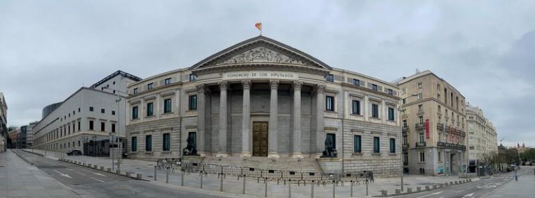 El Congreso modera el uso del aire acondicionado, cambiará halógenos por LED y reducirá papeles y plásticos