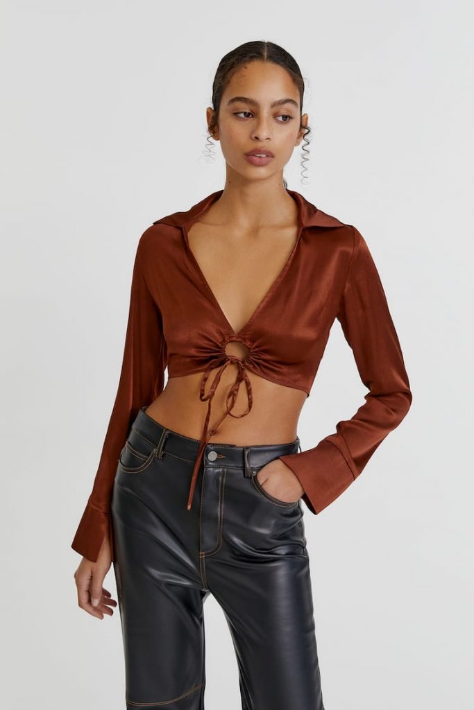 Blusa satinada marrón nudo: la blusa del verano