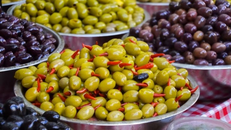 Aceitunas: las calorías del aperitivo más típico en los bares
