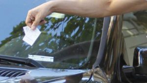 La increíble multa que te puede caer por ir con la música encendida en el coche