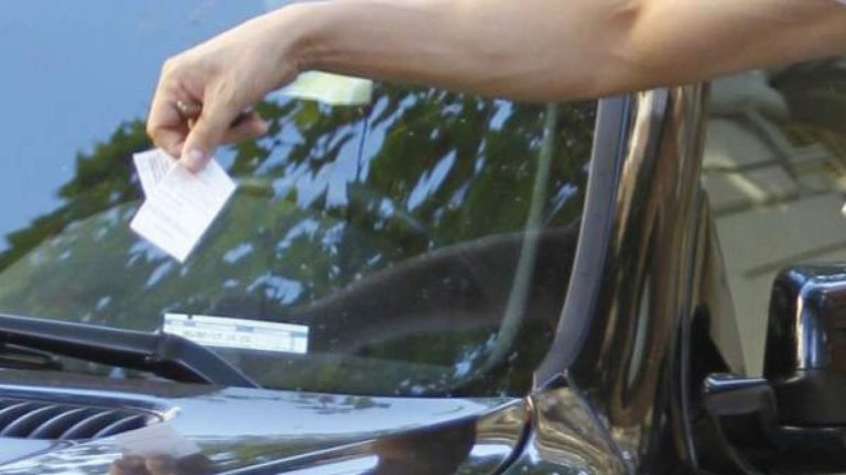 La multa que te puede caer por ir con la música encendida en el coche