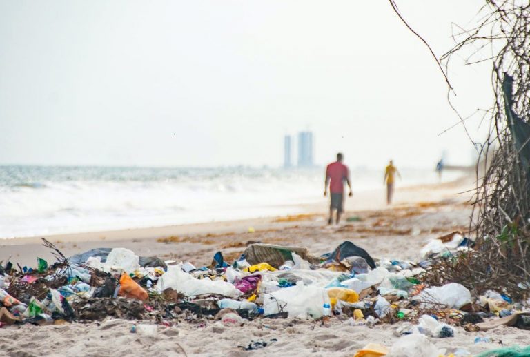 Estas son las peores playas de España en las que no te puedes ni bañar