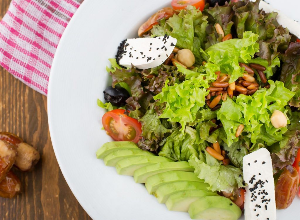 Así se prepara la ensalada viral de Jennifer Aniston 101 comida