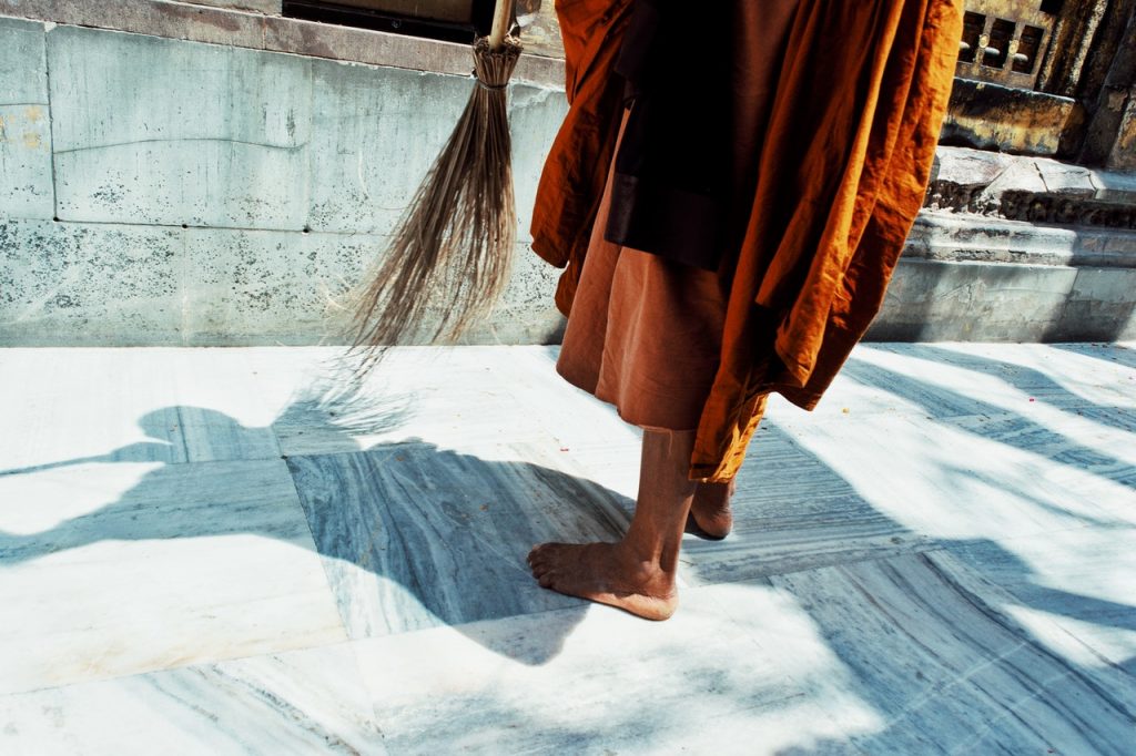 Barrer y limpiar los pisos 