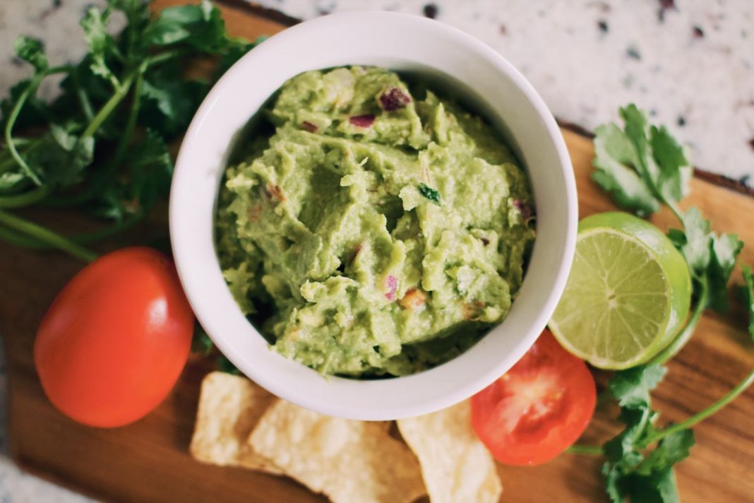 Cinco salsas que puedes preparar con aguacate