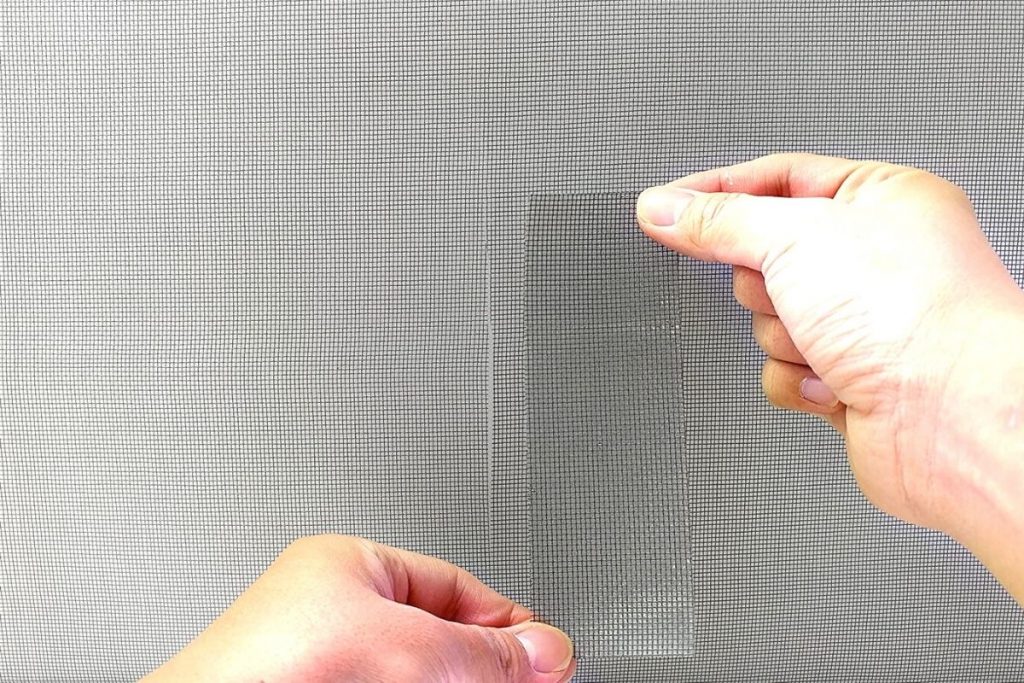 ¿Se puede reparar la tela de una mosquitera rota?