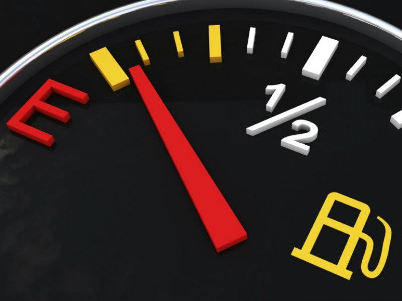 ¿De qué modo se puede economizar el combustible mientras se va manejando?