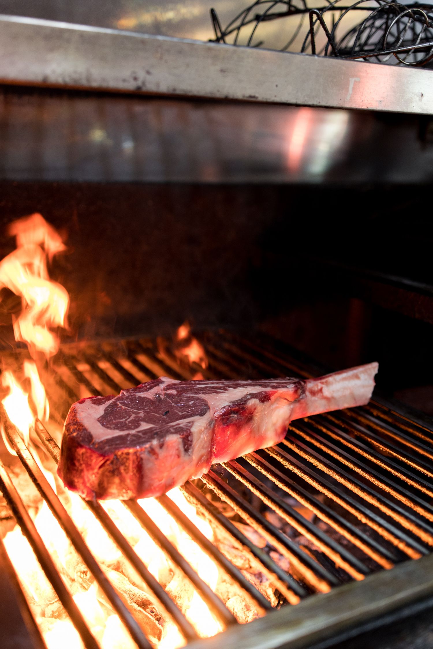 Candeli, el referente de las brasas y el producto en Ponzano 28 Corte tomahawk brasas