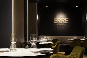 Detalle mesa y logo ERRE de Roca